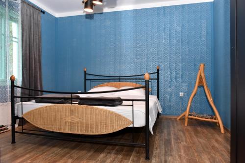 PožegaVacation house Stala la la的一间卧室配有一张蓝色墙壁的床