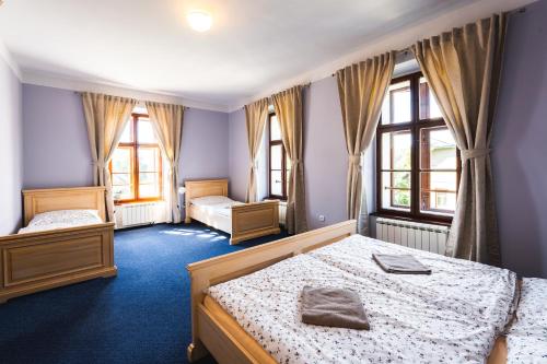 Stará VesPenzion Johannes, Rýmařov - Stará Ves的一间卧室设有两张床和两个窗户。