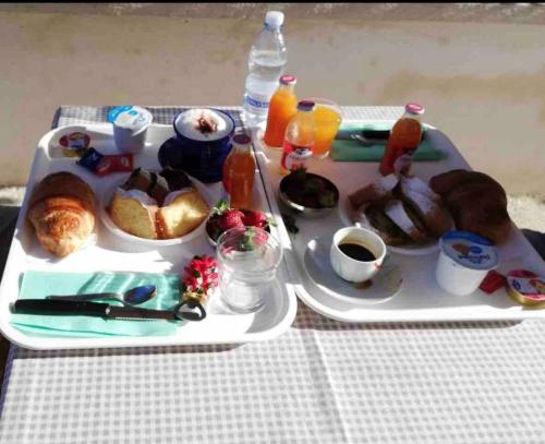 博梅拉诺Casa Torre的桌上装有两盘食物的托盘