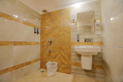 阿姆利则Hotel A Star - 50 Meter From Golden Temple的一间带卫生间和水槽的浴室