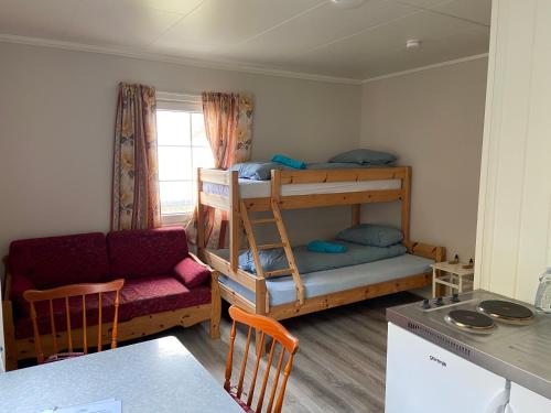NyksundNyksundRom - small holiday flat的客房设有两张双层床和一张沙发。