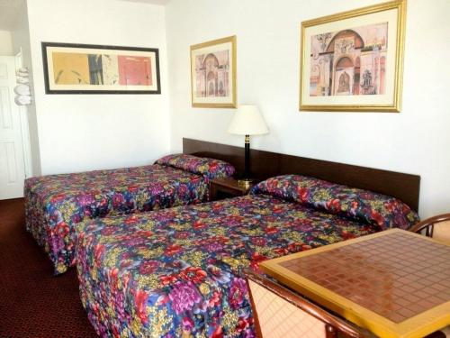 Hamilton汉密尔顿旅馆的酒店客房设有两张床和一张桌子。