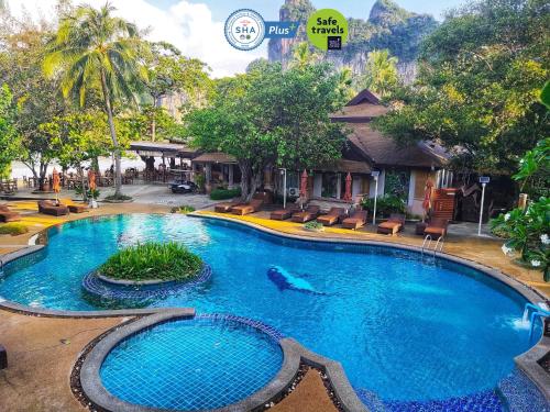 莱利海滩Sand Sea Resort Railay Beach的海豚在水中游荡的度假胜地的游泳池