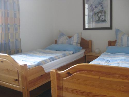 本德Haus ReWi的配有蓝色枕头的客房内的两张床