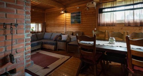KaiavereVudila saunamaja的客厅配有沙发和桌子