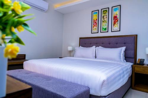 Canary Hotel Kampala客房内的一张或多张床位