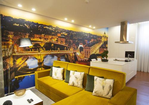 吉马良斯GuimaGold的客厅配有黄色沙发和城市画