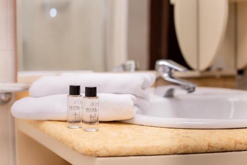 阿德勒Almira Orion Group Hotel的浴室柜台配有毛巾和水槽