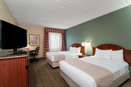 诺克斯维尔贝蒙特酒店 - 诺克斯维尔/锡特布拉夫的酒店客房设有两张床和一台平面电视。