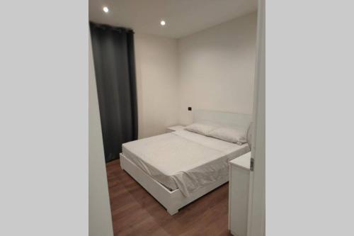 阿斯蒂Appartamento Gisella的卧室配有白色的床