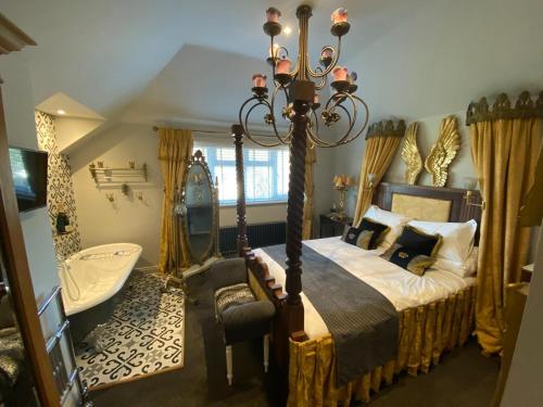 WoodmancoteVarr House @ Meadow View的一间卧室配有一张天蓬床和一个浴缸。