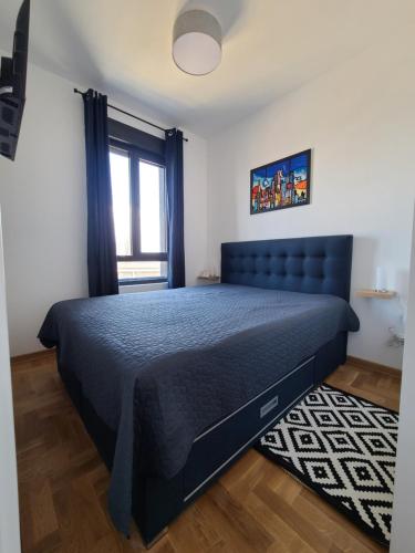 贝尔格莱德Bella Vita Dorćol的一间位于客房内的蓝色床卧室