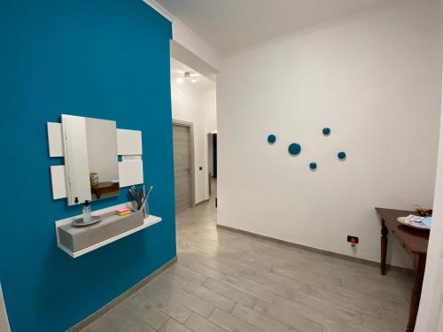 罗马Mimma’s house Monteverde的浴室设有蓝色的墙壁和镜子