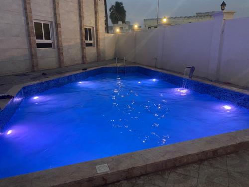 塞拉莱Al Noor Plaza的一个带灯光的蓝色海水大型游泳池
