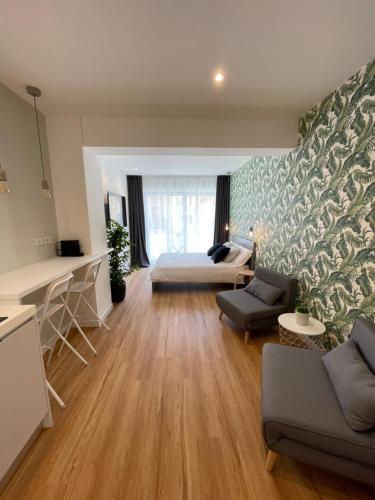 卡利亚里Vento Suites的客厅配有沙发和1张床