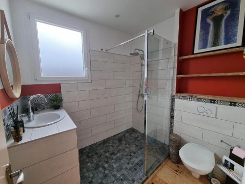 阿雷斯Le Crocolion的带淋浴、卫生间和盥洗盆的浴室