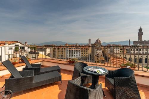 佛罗伦萨B&B Hotel Firenze Pitti Palace al Ponte Vecchio的市景阳台配有椅子