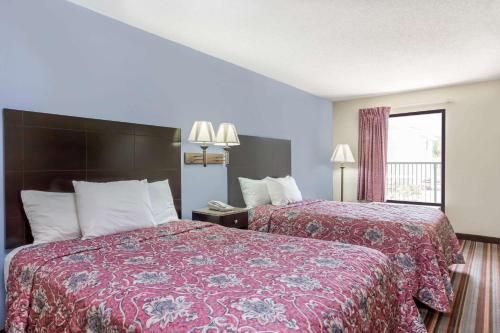 桑福德桑福德戴斯酒店的酒店客房设有两张床和窗户。