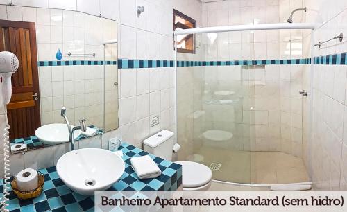南雅拉瓜Hotel Fazenda Vale das Pedras的带淋浴、卫生间和盥洗盆的浴室