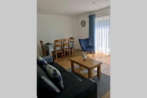 克洛纳基尔蒂West Cork Escape的客厅配有沙发和桌子