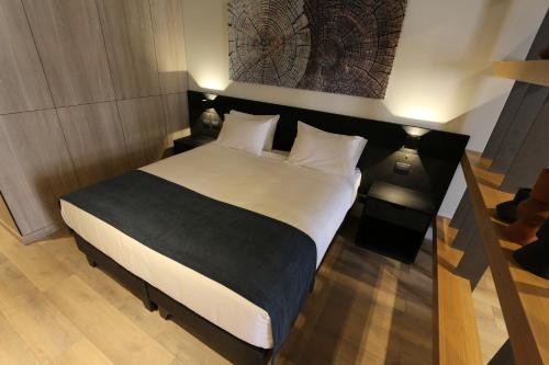 圣地亚哥Nucleo Mayor Apart的卧室配有一张带白色床单和枕头的大床。