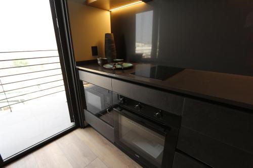 圣地亚哥Nucleo Mayor Apart的厨房配有黑色台面和水槽