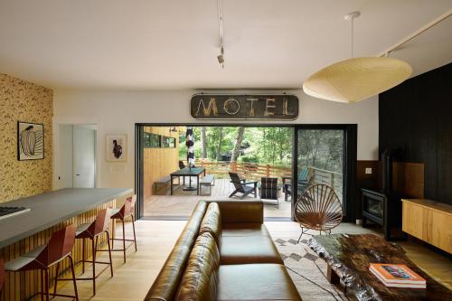 伍德斯托克Woodstock Way Hotel的客厅配有沙发和桌子