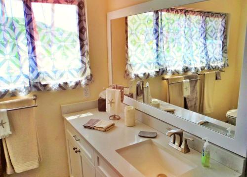 East EndLuxury Sapphire Beach Resort and Marina 1BR VII的一间带水槽和镜子的浴室
