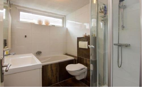 赞德沃特Time Out Beach House的浴室配有卫生间、盥洗盆和淋浴。
