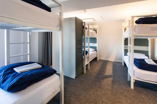 基督城Hotel Give的宿舍间配有双层床。