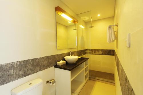 克罗柏坎苹果套房公寓的一间带水槽和镜子的浴室