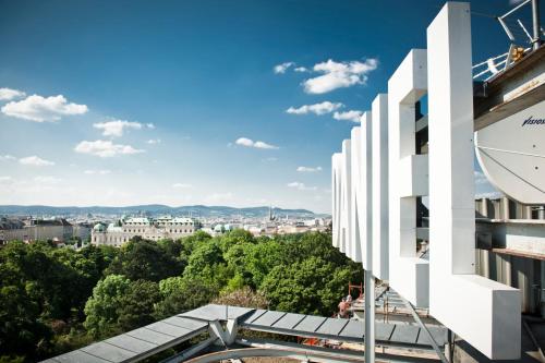 维也纳Hotel Daniel Vienna - Smart Luxury Near City Centre的从建筑物屋顶上可欣赏到风景