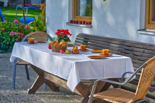 西奥-西布鲁克Brausamhof的一张桌子,上面有白色的桌布和水果