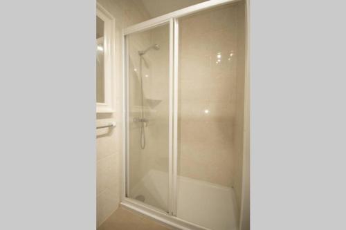 卡拉加尔达纳Villa Garbes的浴室里设有玻璃门淋浴