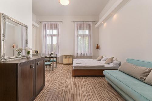 久洛Világóra Apartman的客厅配有床和沙发
