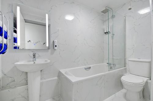 谢菲尔德Sheffield Penthouse with Rooftop Terrace & FREE Parking的白色的浴室设有卫生间和水槽。