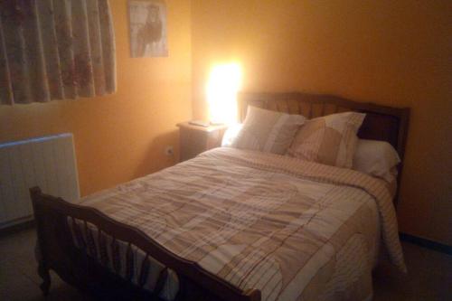 Saint-RabierGîte chaleureux avec jacuzzi的一间卧室配有一张光线充足的床