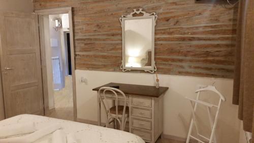 威尼斯La Bonbonnier的一间卧室设有木墙、梳妆台和镜子