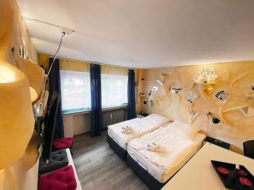 埃森Apartments Essen-Rüttenscheid的小房间设有一张床和一张书桌