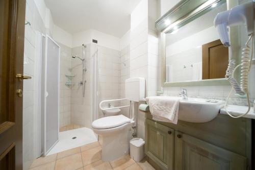 巴多尼奇亚弗雷瑞斯住宅别墅的浴室配有卫生间、盥洗盆和淋浴。