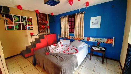 穆隆古Hotel O Alemão的一间卧室设有一张床和蓝色的墙壁