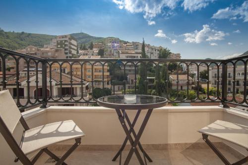 布德瓦Hotel Villa Gracia的美景阳台配有一张桌子和两把椅子