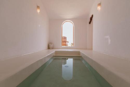 圣何塞德尔卡沃The White Lodge的白色客房的游泳池,设有窗户