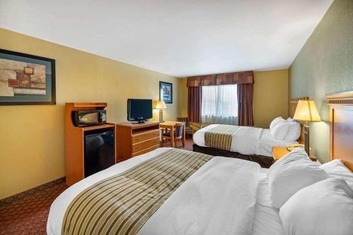South HutchinsonHUTCHI BELL的酒店客房设有两张床和电视。