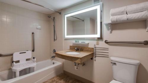 威廉斯堡历史区贝斯特韦斯特酒店的一间带水槽、浴缸和卫生间的浴室