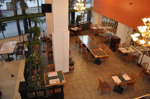萨卡特卡斯Arroyo Express的享有带桌椅的餐厅的顶部景致
