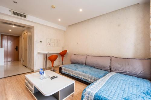 天津天津梦想家LOFT酒店式公寓的客厅配有床和桌子