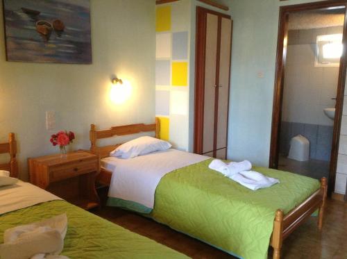 斯基亚索斯镇拉鲁一室公寓的酒店客房,配有两张带毛巾的床