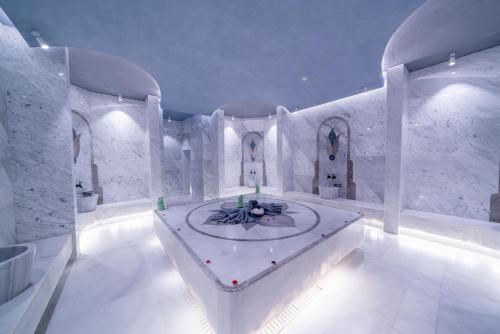 费特希耶Liberty Fabay - Ultra All Inclusive的一间白色的房间,中间有一个喷泉