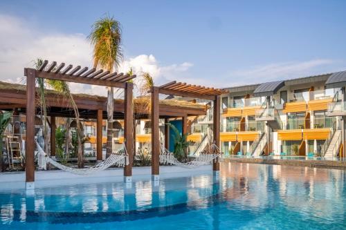 费特希耶Liberty Fabay - Ultra All Inclusive的一个带吊床的度假游泳池和一个度假村